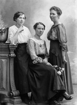 Die drei Töchter des Fotografen Johann Hermann Jäger (1845-1920) aus zweiter Ehe mit Gertrud (+1918):  Gertrud (links, *1899), Maria-Elisabeth "Lilli" (Mitte, *1893) und Änne (*1896). Atelier Jäger, Harsewinkel, 1920.