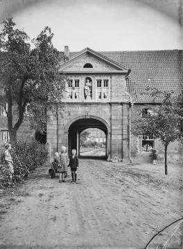 Neues Haupttor des ehemaligen Klosters Marienfeld, Harsewinkel (Caritas-Kinderheim), errichtet um 1930 nach einem Brand im West- und Nordflügel am 7. Juli 1915. Undatiert, um 1935?