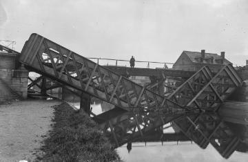 Erster Weltkrieg [Original ohne Angaben, undatiert]: Zerstörte Brücke an einem Fluss oder Kanal