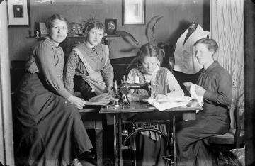 Beim Schneidern: Die drei Töchter des Fotografen Johann Hermann Jäger (1845-1920) aus zweiter Ehe mit Gertrud (+1918): Änne,  Gertrud (beide links) und Maria-Elisabeth (rechts). Haus Jäger, Harsewinkel, 1920.
