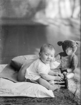Baby Margret Jäger, geboren 1924 - älteste von drei Töchtern des Fotografen Ernst Jäger und Ehefrau Agnes. Atelier Jäger, Harsewinkel, undatiert.