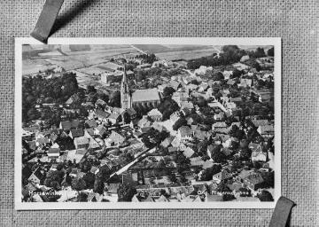 Luftbild Harsewinkel mit St. Lucia-Kirche und St. Lucia-Hospital (hinter dem Kirchturm), fertiggestellt um 1899, hier mit zweitem Erweiterungsbau. Undatiert, um 1950?