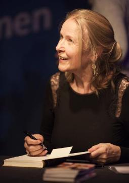 Verleihung des Annette-von-Droste-Hülshoff-Preises 2015 an Cornelia Funke - hier in der Signierstunde, westfälische Kinderbuchautorin und Pädagogin, geboren 1958 in Dorsten. Museum für Westfälische Literatur Haus Nottbeck, Oelde, Dezember 2015.