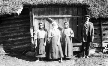 Erster Weltkrieg [Original ohne Angaben, undatiert]: Einheimische Familie vor einer Scheune oder einem Stall