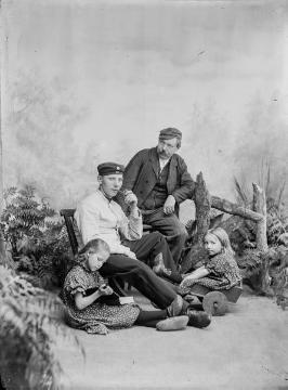 Fotograf Fritz Jäger (1878-1952) mit Vater Johann Hermann Jäger, Fotograf in Harsewinkel, und seinen Halbschwestern Änne und Gertrud. Atelier Jäger, Harsewinkel. Undatiert, um 1903.