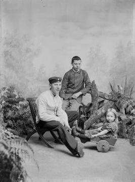 Fotograf Fritz Jäger (1878-1952) mit Bruder Ernst (1886-1963), später ebenfalls Fotograf, und Halbschwester Gertrud - Kinder des Fotografen Johann Hermann Jäger. Atelier Jäger, Harsewinkel. Undatiert, um 1903.