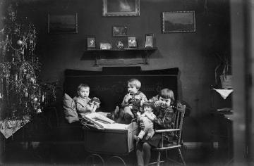 Weihnachten im Hause Jäger, Harsewinkel, 1929: Magret Jäger (rechts) mit ihren Schwestern Agnes und Baby Irene, Kinder des Fotografen Ernst Jäger und Ehefrau Agnes.