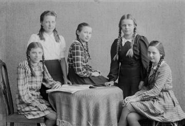 Mädchengruppe im Atelier Jäger, Harsewinkel, um 1940 - rechts: Irene Jäger (*um 1928), jüngste von drei Töchtern des Fotografen Ernst Jäger und Ehefrau Agnes (*Siegeroth), undatiert.