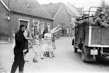 Ein Truppenverband der Waffen-SS verlässt das Dorf, Die österreichische SS-Einheit war von Herbst 1939 bis Frühjahr 1940 in Raesfeld einquartiert .