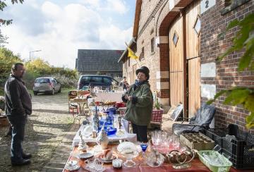 Windheimer Herbstmarkt 2016: Der Flohmarkt mit Kirmes findet alljährlich am letzten Oktoberwochenende im Bereich Weserstraße und Dorfstraße statt. Viele Dorfbewohner öffnen Ausstellern und Besuchern auch ihre Scheunen und Hinterhöfe.