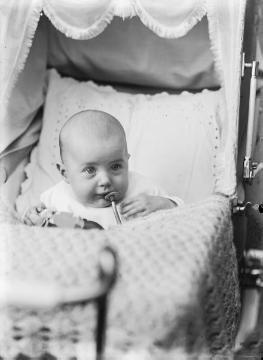 Babyporträt Irene Jäger (*1928), die jüngste von drei Töchtern des Fotografen Ernst Jäger und Ehefrau Agnes. Atelier Jäger, Harsewinkel.