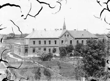 Krankenhaus Harsewinkel: Das St.-Lucia-Hospital mit erstem Erweiterungsbau und Gartengelände - Kernbau errichtet ab 1896-1899 am Dechant-Budde-Weg. Undatiert, um 1915?