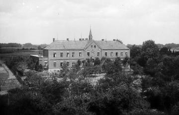 Krankenhaus Harsewinkel: Das St.-Lucia-Hospital mit erstem Erweiterungsbau und Gartengelände - Kernbau errichtet 1896-1899 am Dechant-Budde-Weg. Undatiert, um 1915?