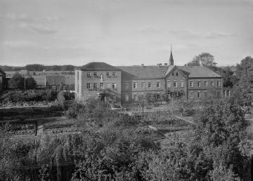 Krankenhaus Harsewinkel: Das St.-Lucia-Hospital mit neuem Eingangsgebäude nebst Ziergarten links und Gartengelände - Kernbau errichtet 1896-1899 am Dechant-Budde-Weg. Undatiert, um 1930?