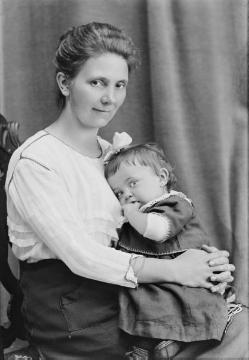 Mit Tochter Liesel: Margret Jäger °°Springer (*1880), eine von drei Töchtern des Fotografen Johann Hermann Jäger aus erster Ehe mit Elise Steiner, verheiratet mit Anton Springer aus Buer. Undatiert.