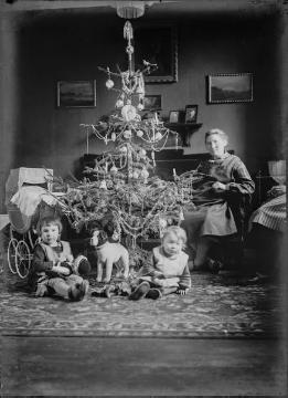 Weihnachten im Hause Ernst Jäger, Harsewinkel, um 1928: Ehefrau Agnes mit den Töchtern Margret (links) und Agnes - im Kinderwagen: die jüngste Tochter Irene. Undatiert.