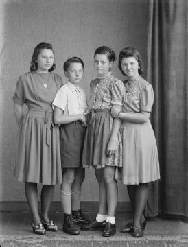 Hermann Jäger (1930-1953), porträtiert um 1942 mit seinen Schwestern Agnes (links), Irene und Margret - Kinder des Fotografen Ernst Jäger und Ehefrau Agnes (*Siegeroth). Atelier Jäger, Harsewinkel, undatiert.
