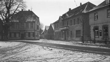 Harsewinkel, Alter Markt Richtung Marienstraße: Hirsch-Apotheke (rechts, aufgestockt), Gasthof und Haus Anton Brentrup. Links: Haus Wendland, später Bekleidungsgeschäft Wendland. Undatiert, um 1947?