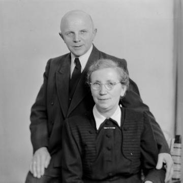 Josef Mußmann aus Bünde mit Ehefrau Gertrud (*1899), jüngste Tochter des Fotografen Johann Hermann Jäger aus Harsewinkel und seiner zweiten Ehefrau Gertrud (†1918). Atelier Jäger, Harsewinkel. Undatiert, um 1950?
