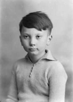 Hermann Jäger (1930-1953) um 1937, einziger Sohn und jüngstes von vier Kindern des Fotografen Ernst Jäger und Ehefrau Agnes. Atelier Jäger, Harsewinkel, undatiert.