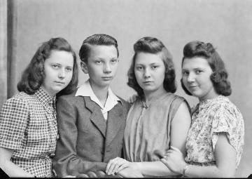 Hermann Jäger (1930-1953), porträtiert um 1943 mit seinen Schwestern Irene (links), Agnes und Margret - Kinder des Fotografen Ernst Jäger und Ehefrau Agnes (*Siegeroth). Atelier Jäger, Harsewinkel, undatiert.