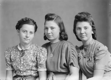 Die Schwestern Jäger um 1942: Irene (links), Agnes und Margret - Töchter des Fotografen Ernst Jäger und Ehefrau Agnes (*Siegeroth). Atelier Jäger, Harsewinkel, undatiert.