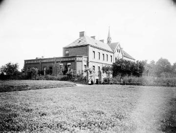 Krankenhaus Harsewinkel: Das St.-Lucia-Hospital mit erstem Erweiterungsbau und Nutzgarten - Kernbau errichtet ab 1896-1899 am Dechant-Budde-Weg. Undatiert, um 1915?