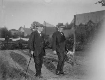 Harsewinkel, um 1918: Fotograf und Ladenbesitzer Johann Hermann Jäger (links) und Küster Paul Wilhalm im Garten, undatiert. 