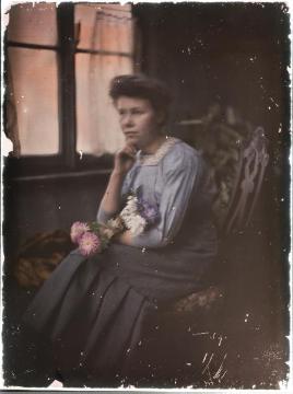 Änne Jäger (*1896) - die mittlere von drei Töchtern des Fotografen Johann Hermann Jäger (1845-1920) aus zweiter Ehe mit Gertrud (+1918). Atelier Jäger, Harsewinkel. Um 1918?