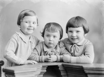 Die Schwestern Jäger um 1929: Agnes (*1926), Irene (*1928) und Margret (*1924), Töchter des Fotografen Ernst Jäger und Ehefrau Agnes. Atelier Jäger, Harsewinkel.