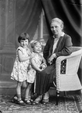 "Tante Margret" Springer (*Jäger) mit ihren Nichten Margret und Agnes, Töchter ihres Bruders Ernst Jäger, Fotograf in Harsewinkel. Atelier Jäger, Harsewinkel, um 1930.