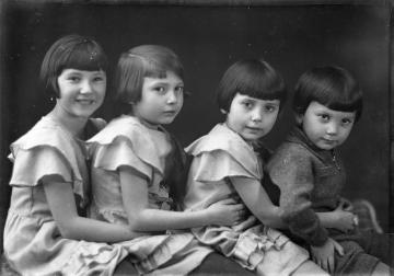 Geschwister Jäger um 1934 (v.l.n.r.): Margret (*1924), Agnes (*1926), Irene (*1928) und Hermann (*1930) - Kinder des Fotografen Ernst Jäger und Ehefrau Agnes. Atelier Jäger, Harsewinkel, undatiert.