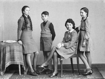 Geschwister Jäger um 1940: Agnes, Hermann, Margret (sitzend) und Irene - Kinder des Fotografen Ernst Jäger und Ehefrau Agnes. Atelier Jäger, Harsewinkel, undatiert.