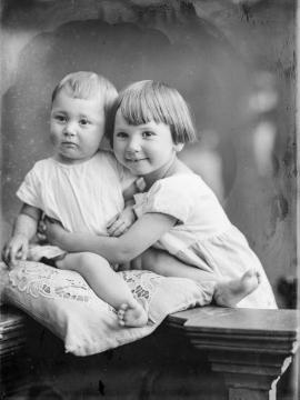 Margret Jäger (*1924) mit Baby Agnes (*1926), porträtiert um 1927 - Töchter des Fotografen Ernst Jäger und Ehefrau Agnes. Atelier Jäger, Harsewinkel.