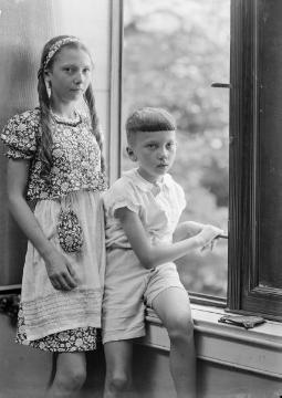 Auf Familienbesuch bei Fotograf Fritz Jäger in Würzburg, um 1938: Hermann Jäger und Schwester Agnes, Kinder des Fotografen Ernst Jäger und Ehefrau Agnes aus Harsewinkel, undatiert.