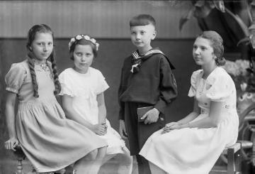 Kommunionkind Hermann Jäger (1930-1953) mit seinen Schwestern Agnes (links), Irene (Mitte) und Margret - Kinder des Fotografen Ernst Jäger und seiner Ehefrau Agnes. Atelier Jäger, Harsewinkel, um 1938.