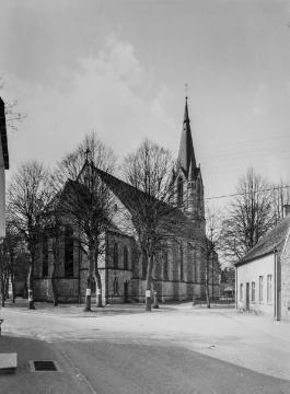 St. Lucia-Kirche und Küsterei (rechts) in Harsewinkel - Kirchweihe 1860, Turm von 1904. Undatiert, um 1940?