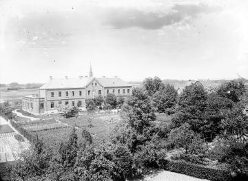 Krankenhaus Harsewinkel: Das St.-Lucia-Hospital mit erstem Erweiterungsbau und Gartengelände - Kernbau errichtet 1896-1899 am Dechant-Budde-Weg. Undatiert, um 1910?