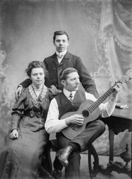 Wilhelmine Jäger (*1883) mit ihren Brüdern Ernst (1886-1963, stehend) und Fritz (1878-1952) - Kinder des Fotografen Johann Hermann Jäger aus erster Ehe mit Elise Steiner. Atelier Jäger, Harsewinkel. Undatiert, um 1905.