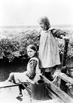 Zwei Mädchen am Bach, Harsewinkel, um 1907 - rechts: Gertrud Jäger (*1899), die jüngste von drei Töchtern des Fotografen Johann Hermann Jäger (1845-1920) und seiner zweiten Ehefrau Gertrud (+1918), undatiert.