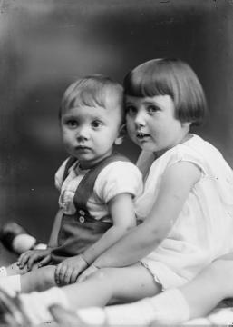 Hermann Jäger (1930-1953) und Schwester Irene (*1928), porträtiert um 1932 - die jüngsten von vier Kindern des Fotografen Ernst Jäger und Ehefrau Agnes. Atelier Jäger, Harsewinkel, undatiert.