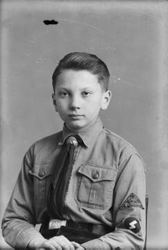 Hitlerjunge Hermann Jäger (1930-1953) um 1942, einziger Sohn und jüngstes von vier Kindern des Fotografen Ernst Jäger und Ehefrau Agnes. Atelier Jäger, Harsewinkel, undatiert.