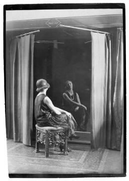 Dame im Fotoatelier - ohne Angaben, wahrscheinlich: Atelier Fritz Jäger, Würzburg. Undatiert, 1920er Jahre.