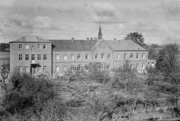 Krankenhaus Harsewinkel: Das St.-Lucia-Hospital mit neuem Eingangsgebäude und Gartengelände - Kernbau errichtet 1896-1899 am Dechant-Budde-Weg. Undatiert, um 1930?