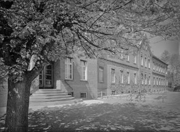 Krankenhaus Harsewinkel: Das St.-Lucia-Hospital, errichtet 1886-1899 und mehrfach erweitert, später als geriatrische Abteilung angegliedert dem Sankt-Elisabeth-Hospital in Gütersloh. Undatiert, um 1950?