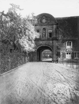 Torhaus des ehemaligen Zisterzienserklosters Marienfeld, Harsewinkel, undatiert - abgebrannt im Juli 1915.