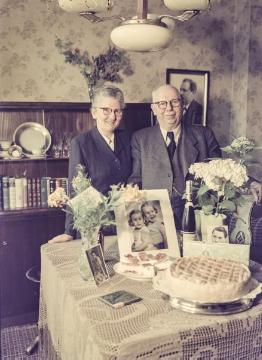 Muttertag - Harsewinkel 1954: Fotograf Hermann Jäger und Ehefrau Agnes - auf dem Gabentisch ein Porträt der Kinder ihrer ältesten Tochter Margret (verheiratete Wendland).