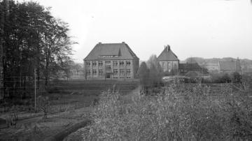 Harsewinkel: Volksschule, rechts daneben das Wohnhaus der Volksschullehrer, ca. 1950
