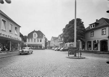 Harsewinkel, Alter Markt Richtung Marienstraße: Modehaus Horsthemke (links), Modehaus Wendland (Bildmitte) und Hirsch-Apotheke (rechts vorn). Undatiert, um 1960?