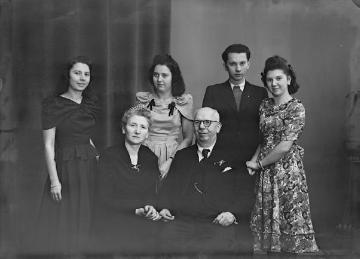 Silberhochzeit 1948 - Fotograf Hermann Jäger (1886†1963) und Ehefrau Agnes (*Siegeroth), verheiratet seit 1923 - Porträt mit ihren Kindern Agnes, Irene, Hermann und Margret (°°Wendland). Atelier Jäger, Harsewinkel.